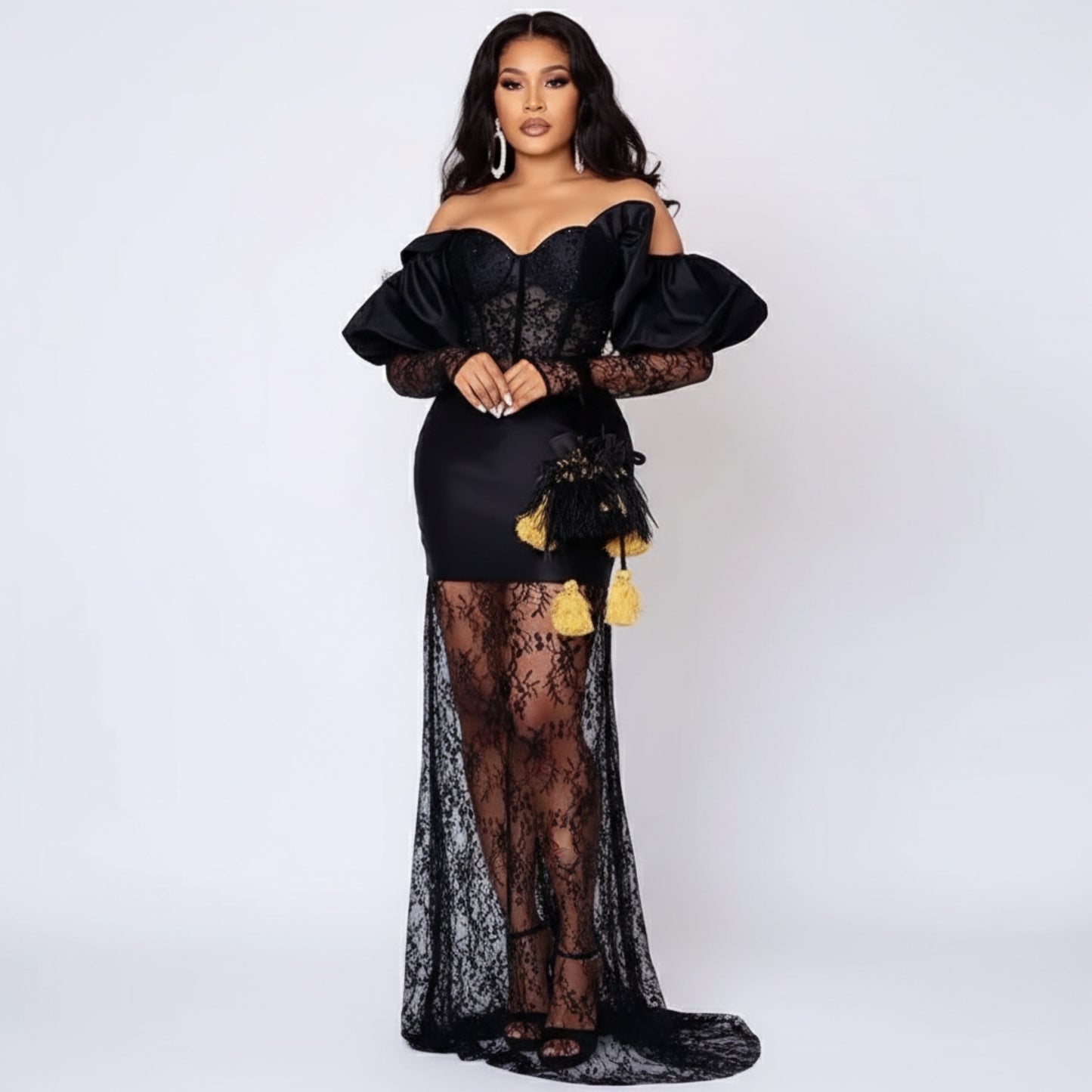 Vestido de sirena con lentejuelas y encaje negro y hombros descubiertos 